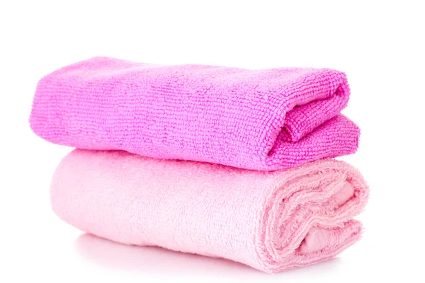 Toalhas de banho empilhadas rosa em um fundo branco — Fotografia de Stock