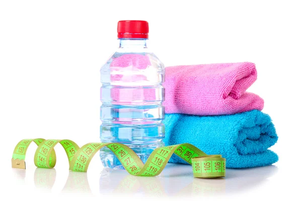 Fita métrica, toalhas e garrafa de água — Fotografia de Stock