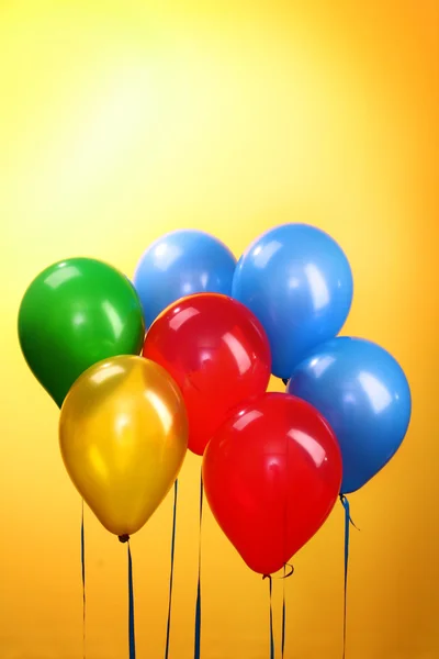 Latające balony na żółtym tle — Zdjęcie stockowe