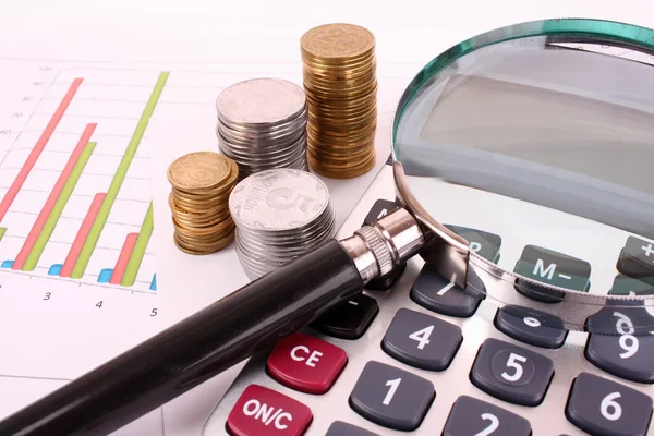 Бізнес графік, що показує фінансовий успіх, окуляри та калькулятор — стокове фото