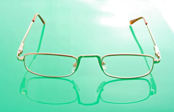 Óculos no fundo da cor — Fotografia de Stock