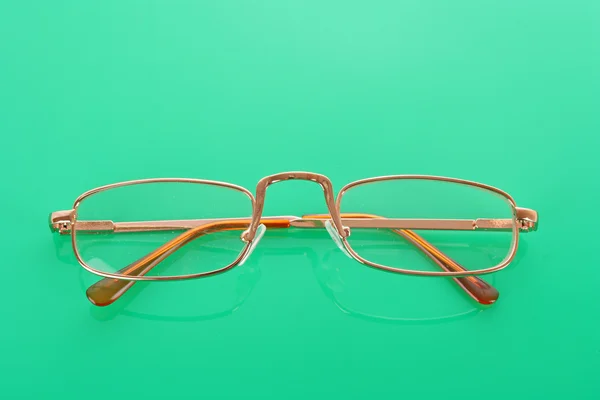 色の背景上の眼鏡 — ストック写真