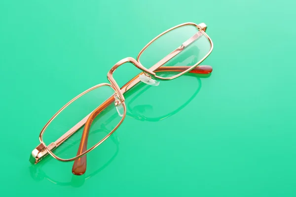 色の背景上の眼鏡 — ストック写真