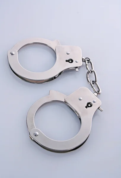 Сірі наручники ізольовані на білому тлі — стокове фото