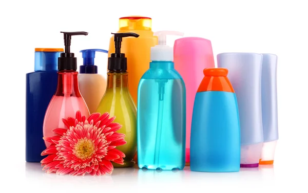 Flaskor av skönhet och hälsa produkter på vit bakgrund — Stockfoto
