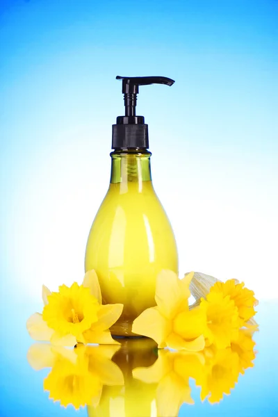 液体肥皂和花 — 图库照片