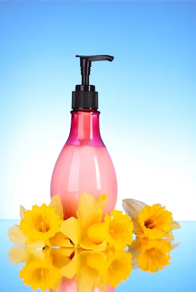 Mydło w płynie i kwiat — Zdjęcie stockowe