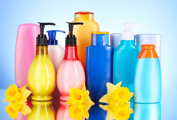 Пляшки продуктів для здоров'я та краси на синьому фоні з re — стокове фото