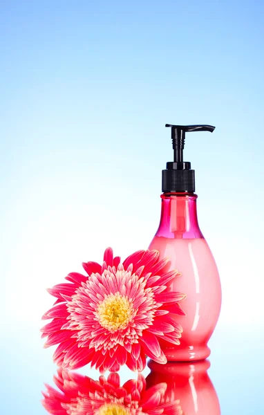 Sıvı sabun ve çiçek — Stok fotoğraf