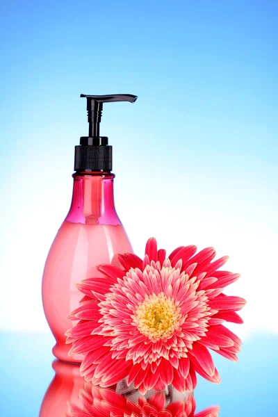 Liquid soap and flower — Stock Photo, Image