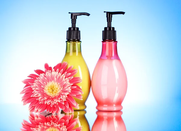 Jabón líquido y flor — Foto de Stock