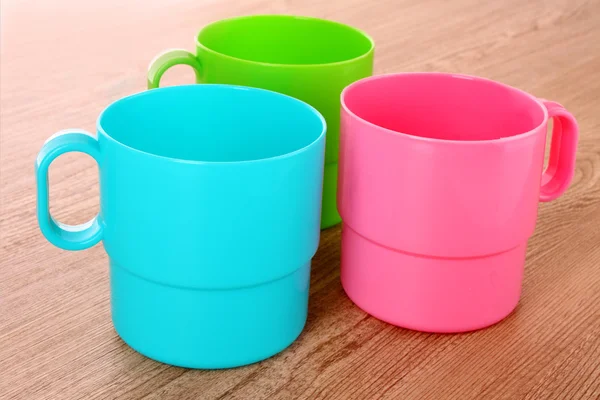 Kunststof kleur cups geïsoleerd op wit — Stockfoto