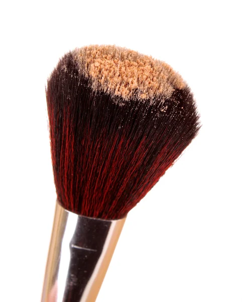 Cepillo cosmético y polvo aislado en blanco — Foto de Stock