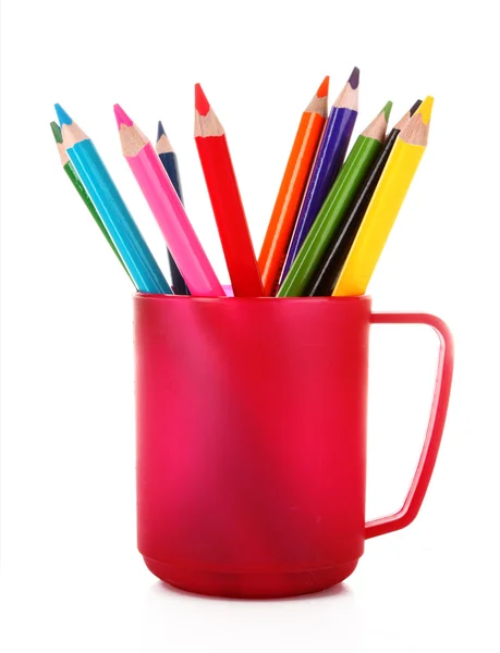 Много красочных карандашей в чашке на белом фоне — стоковое фото