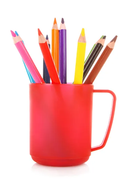 Många färgglada pennor i cupen mot den vita bakgrunden — Stockfoto