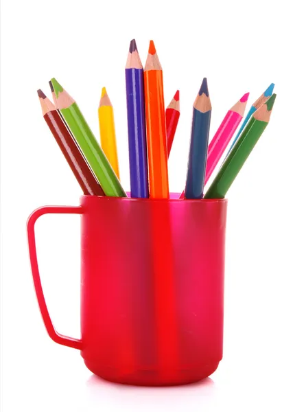 Много красочных карандашей в чашке на белом фоне — стоковое фото