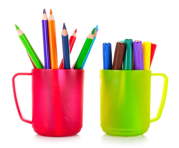 Många färgglada pennor i cupen mot den vita bakgrunden — Stockfoto