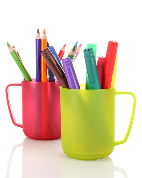 Mnoho barevné tužky v poháru na bílém pozadí — Stock fotografie