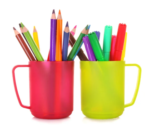 Muchos lápices de colores en la taza sobre el fondo blanco —  Fotos de Stock