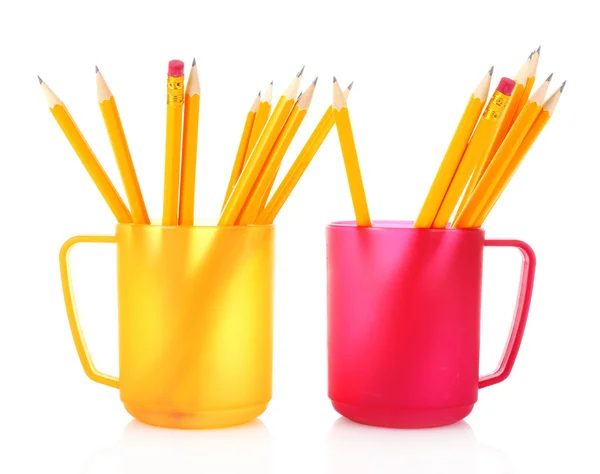 Muchos lápices de colores en la taza sobre el fondo blanco —  Fotos de Stock