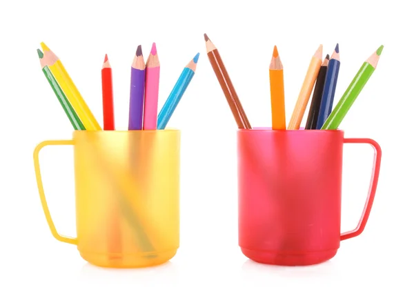 De nombreux crayons colorés dans la tasse sur le fond blanc — Photo