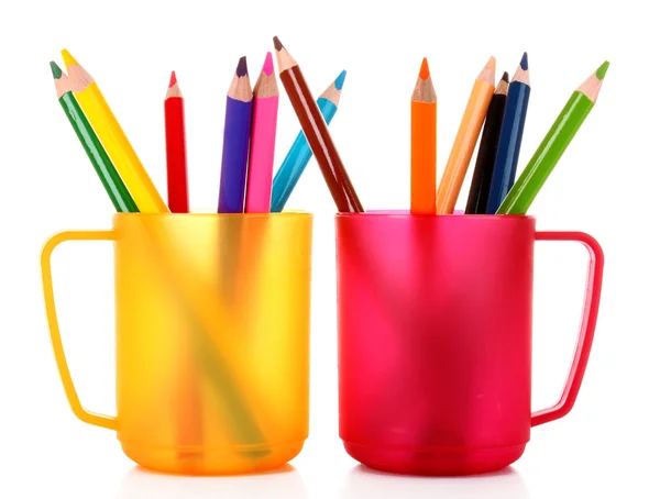 सफेद पृष्ठभूमि पर कप में कई रंगीन पेंसिल — स्टॉक फ़ोटो, इमेज