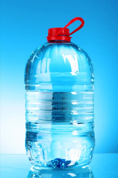 Grande garrafa de água no fundo azul — Fotografia de Stock