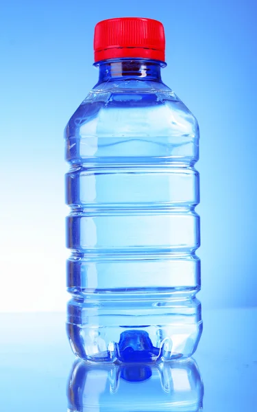 Garrafa de água sobre fundo azul — Fotografia de Stock