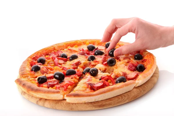Zeytin gelen lezzetli pizza parmakları alır — Stok fotoğraf