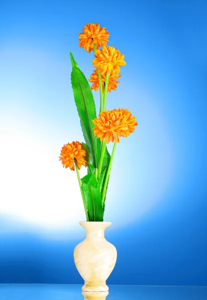 Flores de laranja artificiais em um vaso — Fotografia de Stock