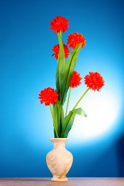 Flores anaranjadas en un florero —  Fotos de Stock