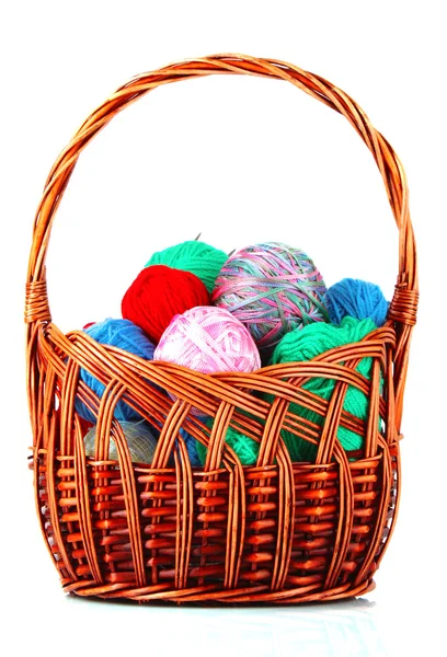 Bolas de lã de tricô a cores ou fios em cesta em branco — Fotografia de Stock