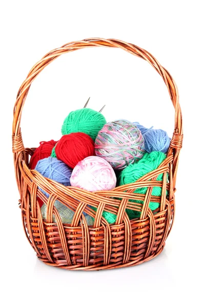Bolas de lana o hilados de punto de color en canasta sobre blanco — Foto de Stock