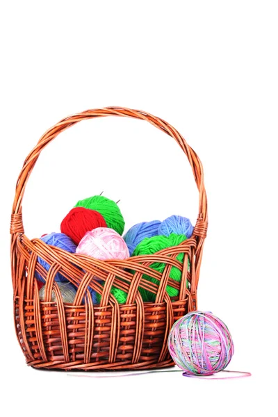 Bolas de lana o hilados de punto de color en canasta sobre blanco — Foto de Stock