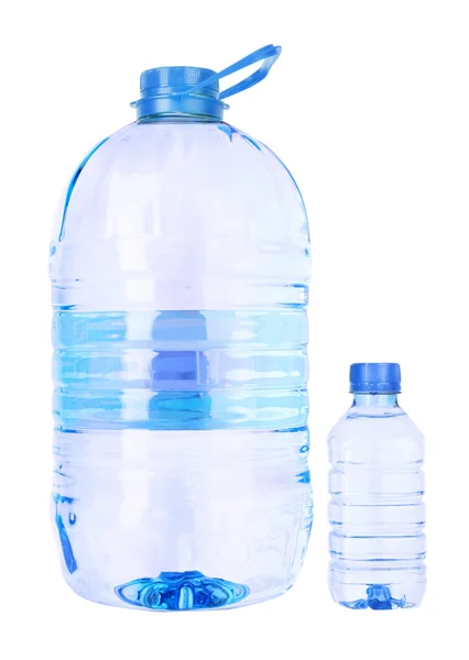Büyük ve küçük şişe su beyaz bir arka plan üzerinde izole — Stok fotoğraf