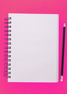 defter kalem üzerinde pembe bir arka plan ile