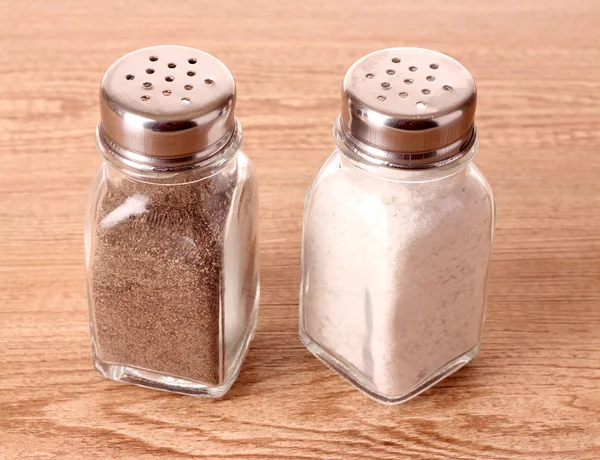 Salt i salt shaker och peppar i en peppar shakerαλάτι στο σέικερ αλάτι και το πιπέρι σε ένα σέικερ πιπέρι — Stockfoto
