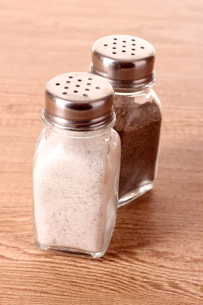 Salt och peppar shaker på trä bakgrund — Stock fotografie