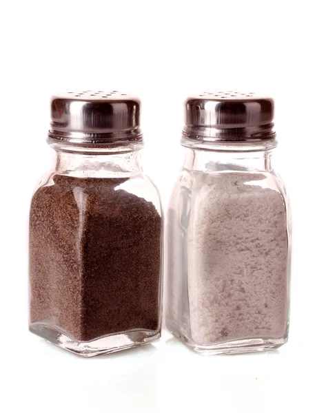 Salz und Pfeffer auf weiß — Stockfoto