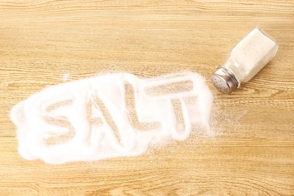Salt shaker no fundo de madeira — Fotografia de Stock