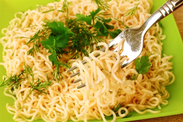 Спагетти на тарелке — стоковое фото