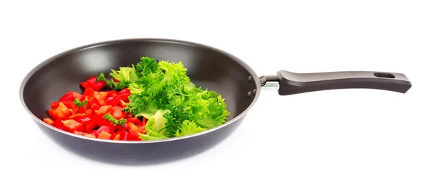 Koekenpan met groenten op wit — Stockfoto