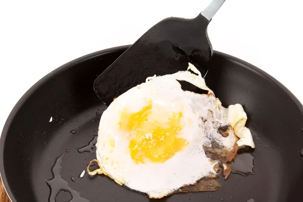 Gebakken ei in een koekenpan geïsoleerd op een witte achtergrond — Stockfoto