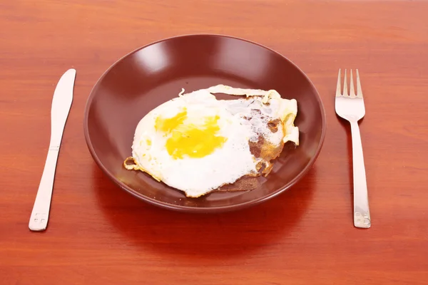 Smażenia jaj z widelcem i nożem na stole — Zdjęcie stockowe