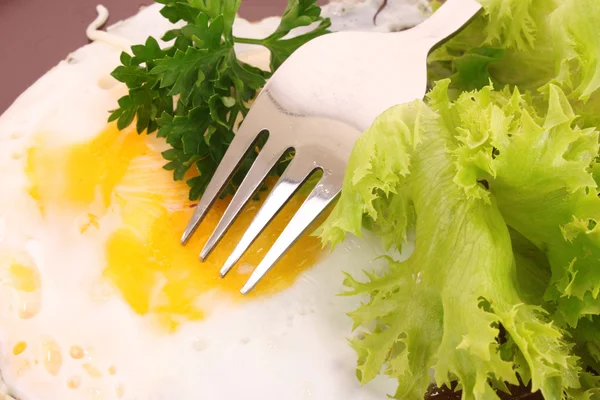 Smażenia jaj z widelcem i nożem na stole — Zdjęcie stockowe