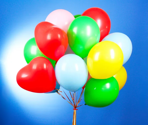 Летающие воздушные шары на голубом фоне — стоковое фото