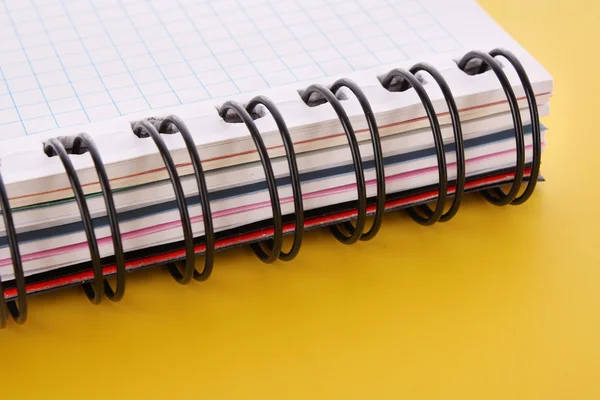 Quaderno con matita sullo sfondo giallo — Foto Stock