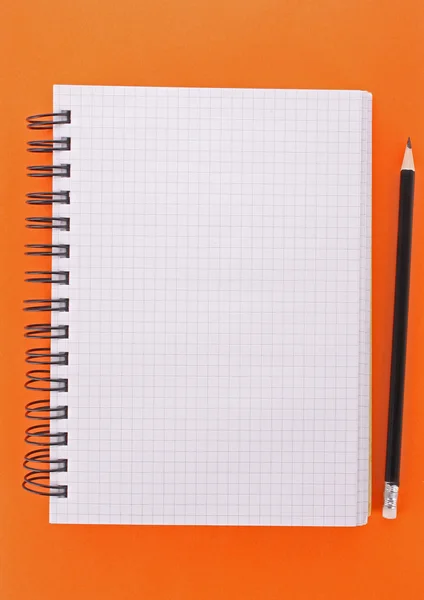 Cuaderno con lápiz sobre el fondo amarillo —  Fotos de Stock