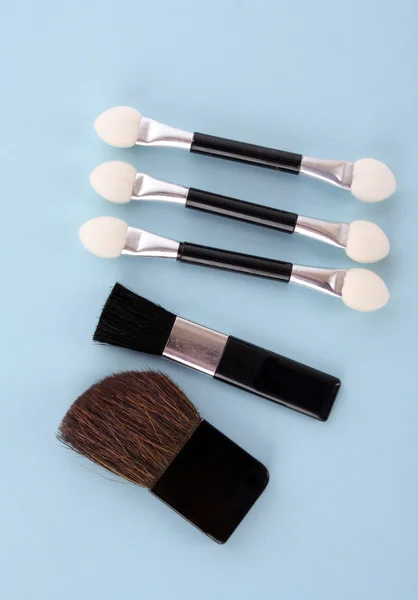 Turuncu arkaplanda kozmetik fırçalar — Stok fotoğraf