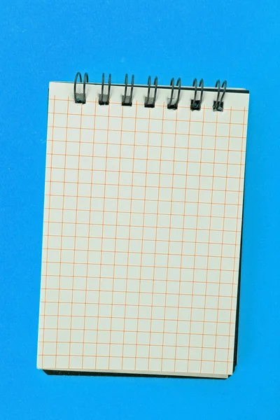 Notebook na modrém pozadí — Stock fotografie